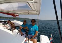 skipper og pige behind rat af trimaran neel 45 yacht